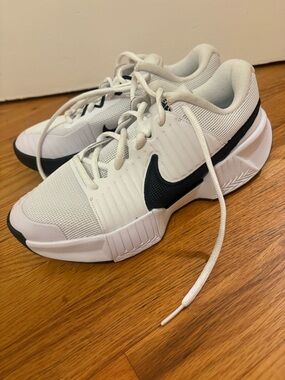 Nike tennis court shoes W sz 9